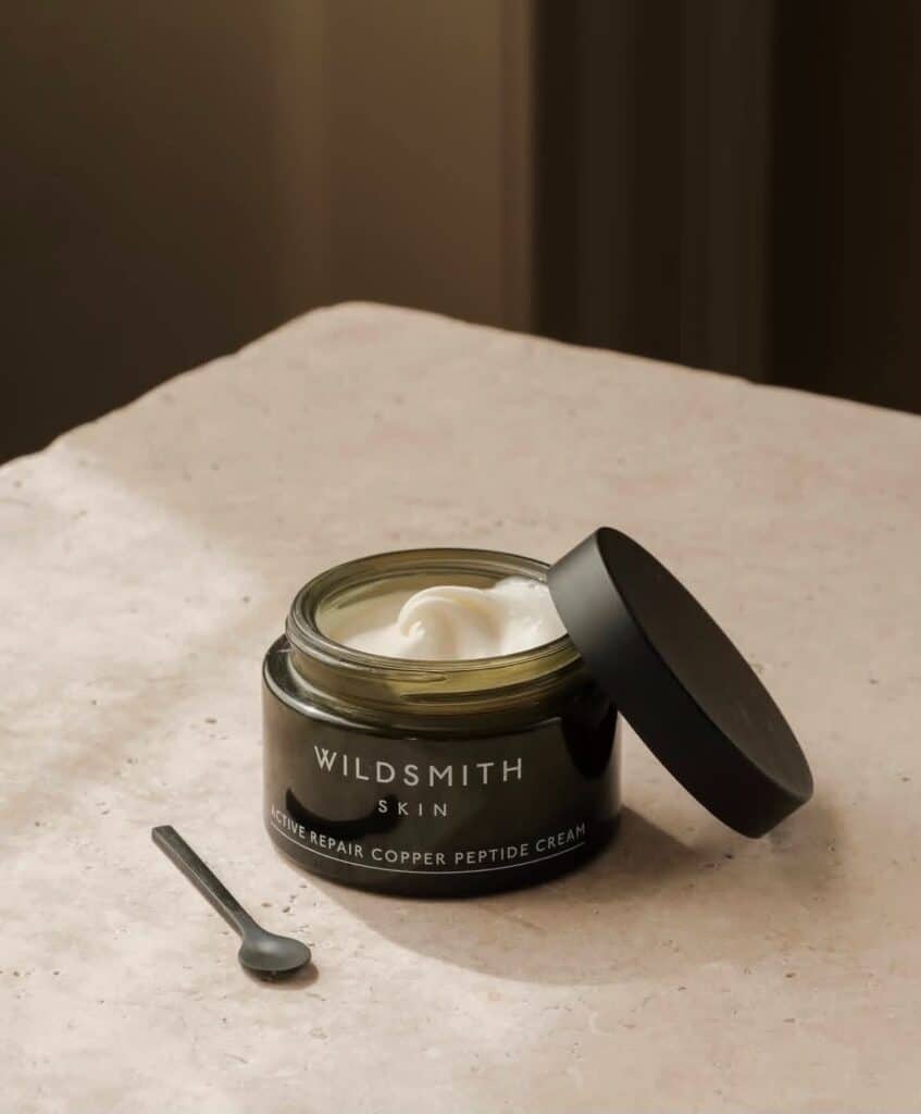 Wildsmith Skin Repair Copper Peptide Cream i glasburk med sked.