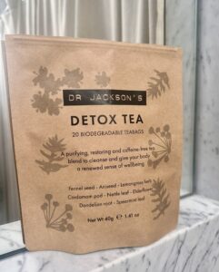 Ekologiskt detox-tea i papperspåse med naturliga ingredienser.