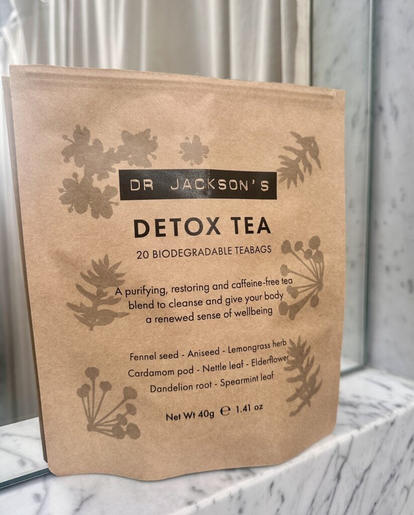 Ekologiskt detox-tea i papperspåse med naturliga ingredienser.