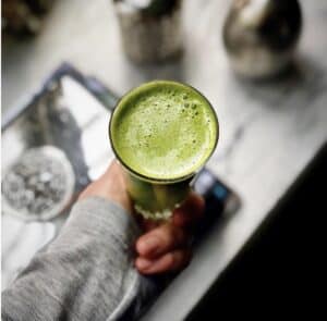 Hälsosam grön juice i ett glas, fokus på färg och friskhet.