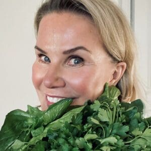 Kvinna med gröna blad och hälsosam livsstil.