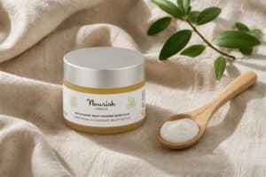 Nourish London Super Balm i en glasburk med träsked på naturmaterial.