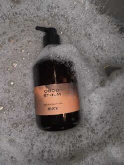 Moro Body and Hand Wash 500ml i vatten med skum.