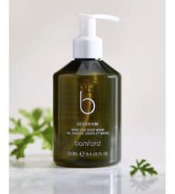 Bamford Geranium Hand & Body Wash i en grön flaska med pump.