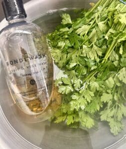Grönsaker och rengöringsmedel för tvätt av frukt och grönsaker.