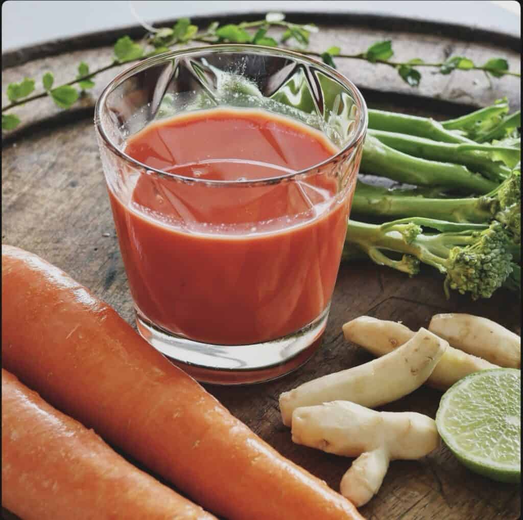 Friskt grönsaksjuice med morötter, broccoli, ingefära och lime.